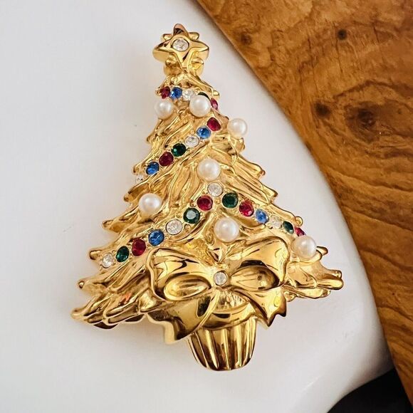 Vint Trifari Brooch 1996 Gold Tone Rhinestone Faux Pearl Christmas Tree Pin 1075 - Picture 5 of 12